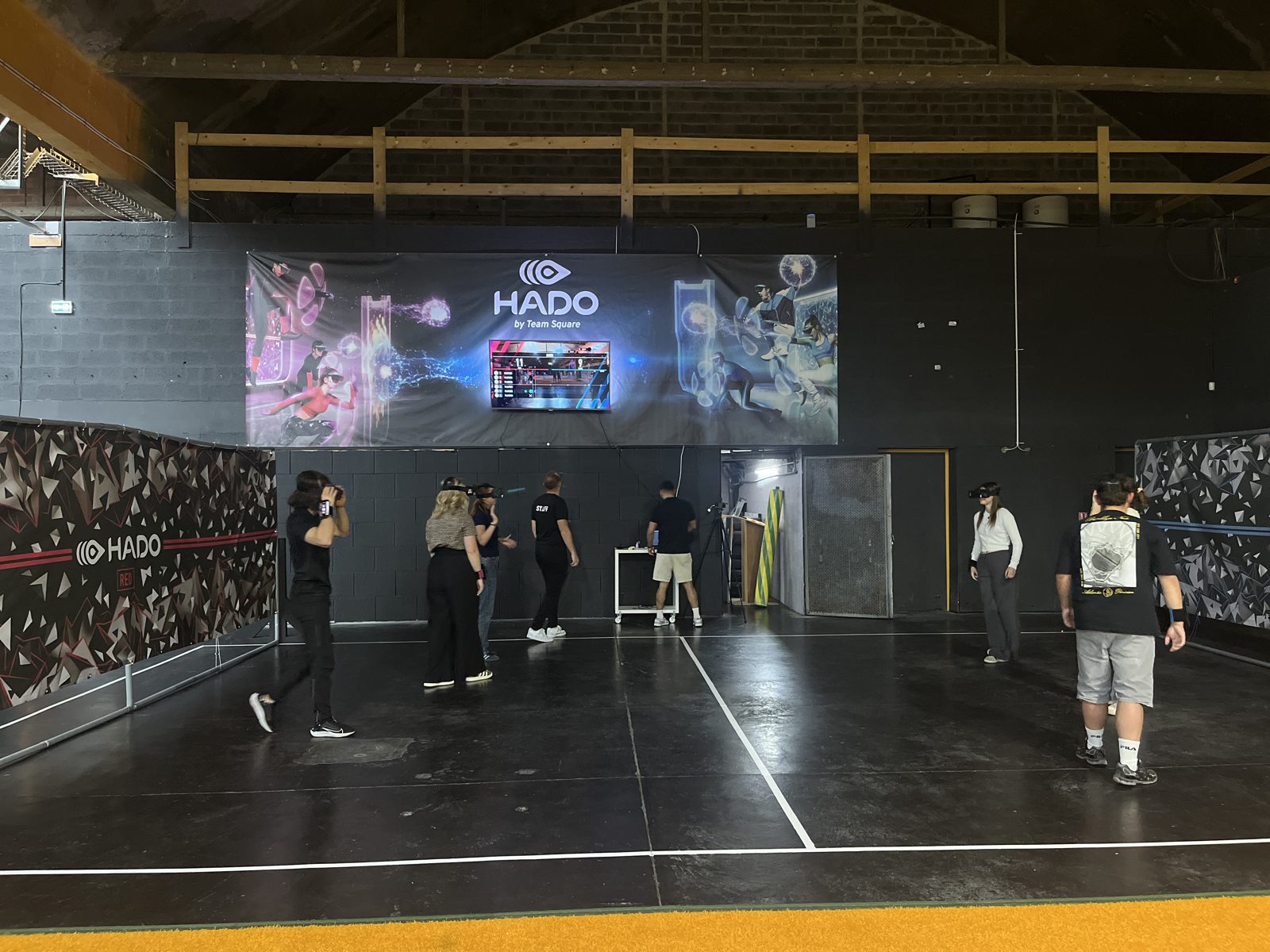 Une équipe en pleine partie de Hado, le sport en réalité augmentée, chez Team Square